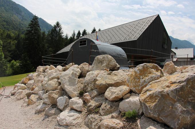 Bivak stoji na skalnjaku, zraven pa je urejen gorski vrt, ki ga je v sodelovanju z ministrstvom za kulturo, Občino Kranjska Gora in Turizmom Kranjska Gora uredil Gornjesavski muzej Jesenice – enota Slovenski planinski muzej. Foto: Elizabeta Gradnik. | Foto: 