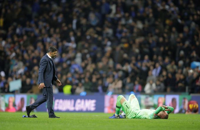 Trener Porta Sergio Conceicao je po tekmi tolažil vratarja Rome Robina Olsna. | Foto: Reuters