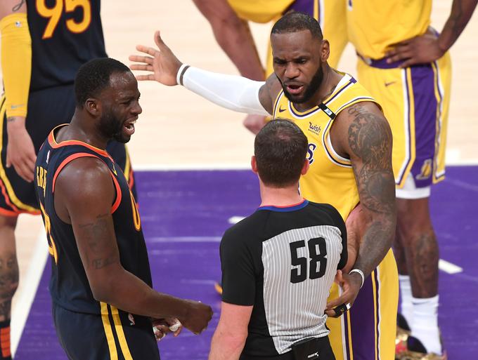 Draymond Green je LeBrona Jamesa nehote s prstom zbodel v oko, a mu ni preprečil tega, da bi zadel odločilni met za tri točke. | Foto: Guliverimage/Vladimir Fedorenko