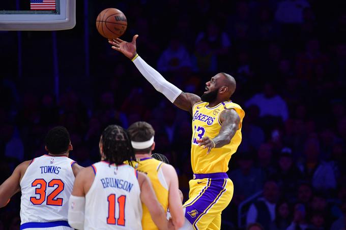 1:51 pred koncem rednega dela je trojko za izenačenje zadel James, ki je nato v podaljšku s štirimi zadetimi prostimi meti pokopal zadnje upe New York Knicks. | Foto: Reuters