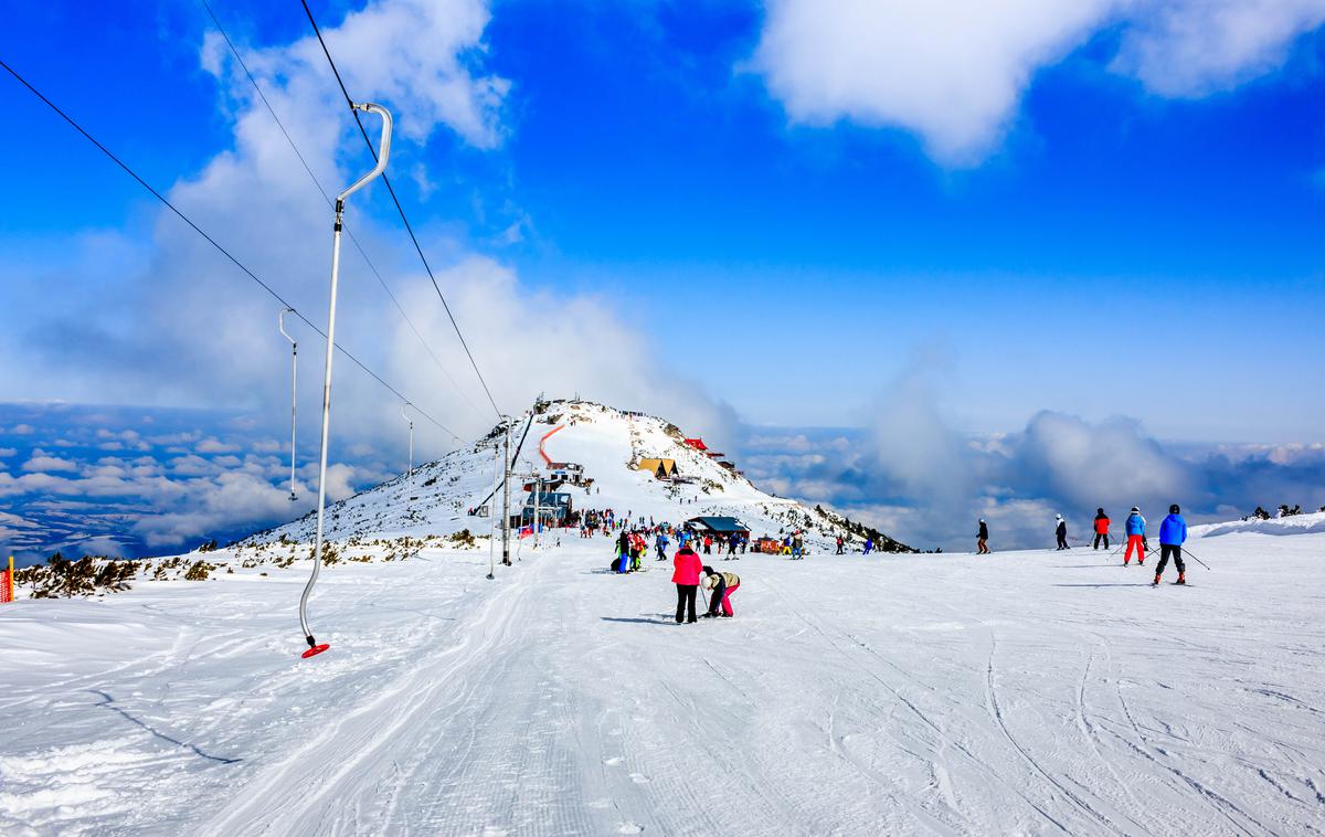 Borovets Bulgarija smučišče | Oba smučarja sta ob trku utrpela zlome kosti. Fotografija je simbolična. | Foto Shutterstock