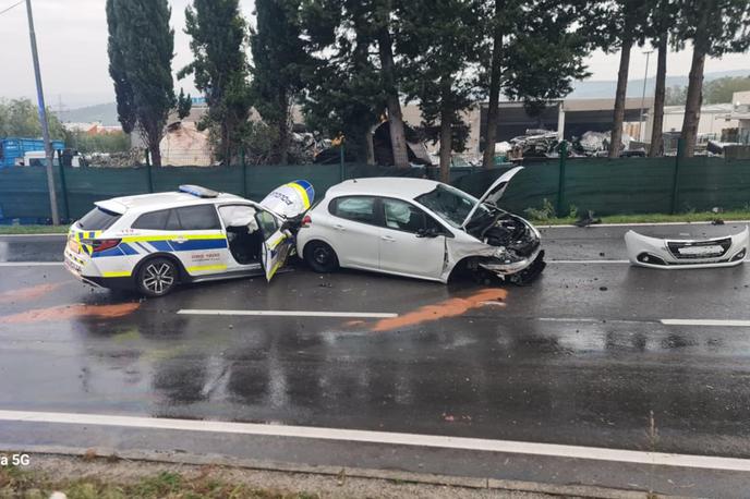 prometna nesreča |  Policisti na kraju še preiskujejo okoliščine prometne nesreče. | Foto FB / Promet za Obalo, Radio Capris / Svetlana Jovanovska Zrnić