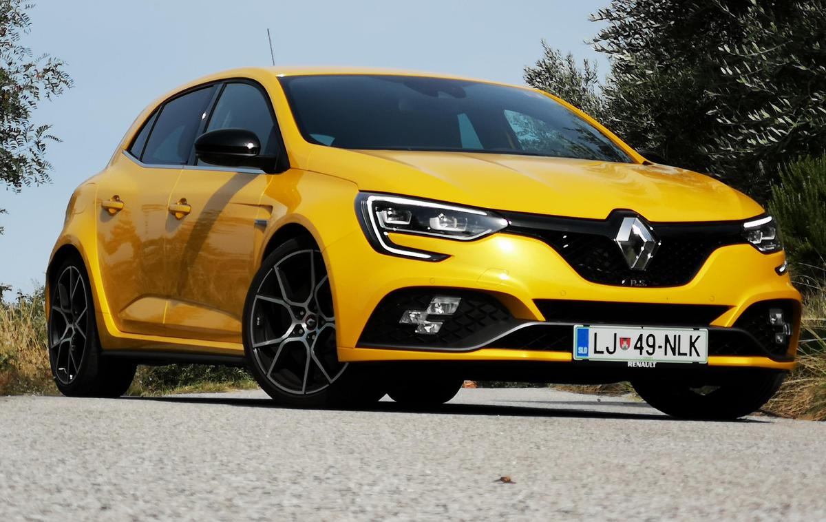 Renault megane RS | Renault megane RS ima v različici trophy moč 300, klasični RS pa 280 »konjev«. Moč se prenaša na sprednji kolesi, na voljo je šeststopenski ročni ali samodejni menjalnik EDC. | Foto Gregor Pavšič