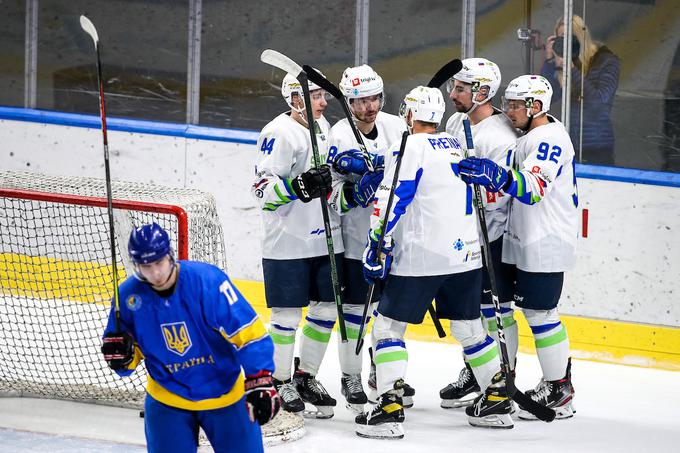 "Tudi ti, ki so bili v vodilnih vlogah, so ne le na ledu, tudi ob njem, zelo pomagali mlajšim fantom. Bili so klapa, kot bi bili že zelo dolgo skupaj." | Foto: Matic Klanšek Velej/Sportida