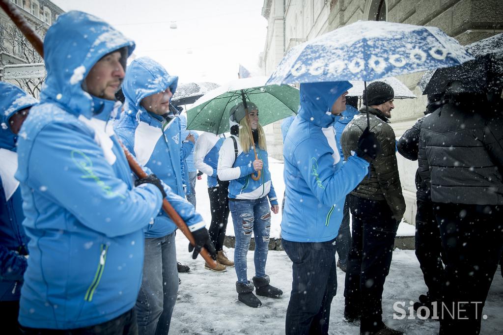 protest policistov pred vlado