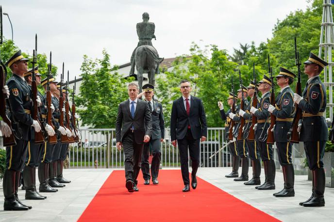 Robert Golob na MORS | Golob ugotavlja, da je stanje v Slovenski vojski ter sistemu zaščite in reševanja zelo dobro. | Foto STA