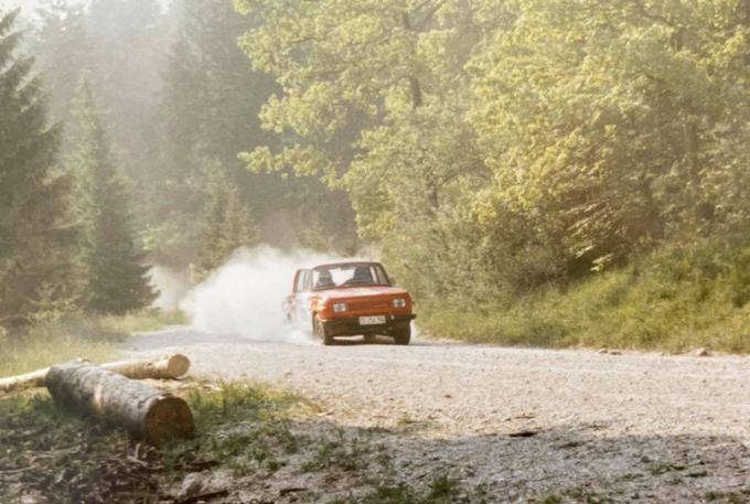 Nekoč na še makadamski cesti na Hrušici med Logatcem in Podkrajem pri Colu. | Foto: osebni arhiv/Lana Kokl