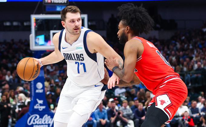 Luka Dončić se je spopadel s trdo obrambo Chicaga, ob kateri je pričakoval od sodnikov, da bodo prisodili večje število prekrškov v njegovo korist. | Foto: Reuters