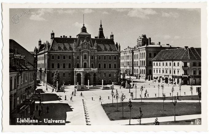 Leta 1928 je Plečnik naredil načrt za preureditev trga. Po slednjem so trg tlakovali z belimi betonskimi ploščami, ločenimi med seboj s pasovi temnejšega betona, kar daje vizualni učinek mreže. | Foto: Kamra.si