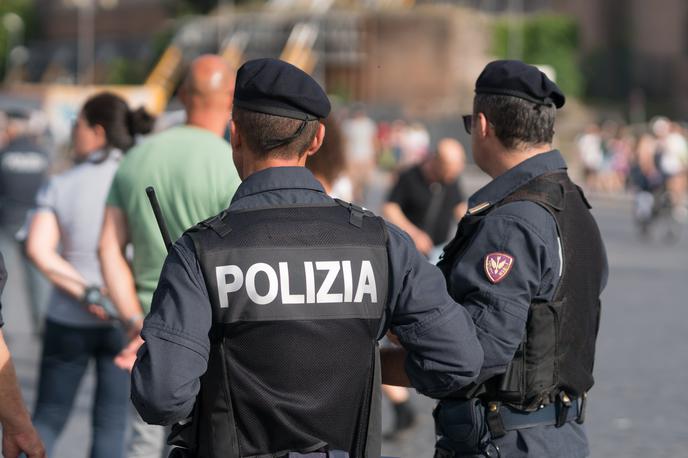 Italijanska policija | Policisti so preiskali več stanovanj v Milanu in Torinu, proučili videoposnetke, zaslišali priče in prijeli več osumljencev. | Foto Shutterstock