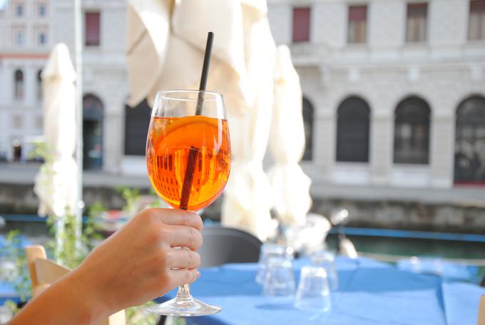 V Kopru in Portorožu si lahko Aperol spritz privoščite že za 4,90 evra, v Trstu za med pet in šest evri, v Umagu pa za sedem evrov.  | Foto: Maks Škulj