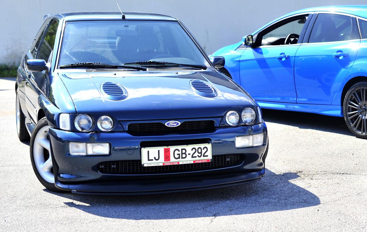 Ford focus RS escort cosworth | Ford je nekoč izdelal pet tisoč štirikolesno gnanih escortov v različici RS cosworth. Bili so osnova za homologacijo dirkalnika skupine A v začetku devetdesetih let. Serijski primerki takih avtomobilov so danes zelo redki, v Sloveniji jih je manj kot deset. Mnogi navdušenci jih hranijo in tudi obnavljajo, do sestavnih delov pa je težko priti.  | Foto Gregor Pavšič