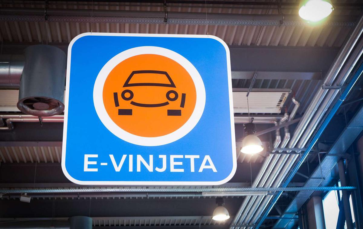 Vinjeta | Slovenija je vinjetni sistem uvedla s 1. julijem 2008. Sprva smo imeli vinjete v obliki cestninskih nalepk, od 1. februarja 2022 pa imamo le še elektronske vinjete. | Foto STA