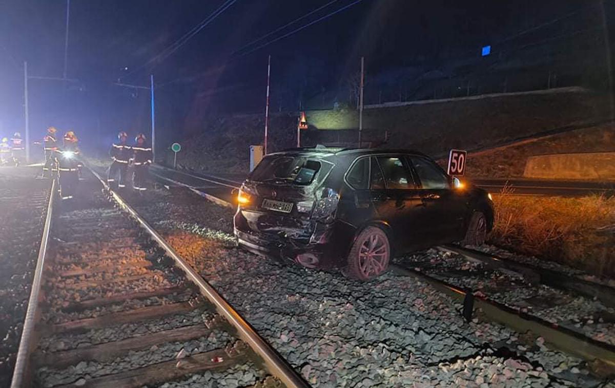 Trčila osebno vozilo in potniški vlak | Foto PGD Sevnica