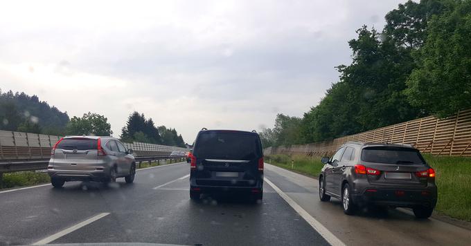 Tedensko se zgodita dve nesreči, ko vozilo trči v drugo stoječe vozilo na odstavnem pasu. | Foto: Metka Prezelj