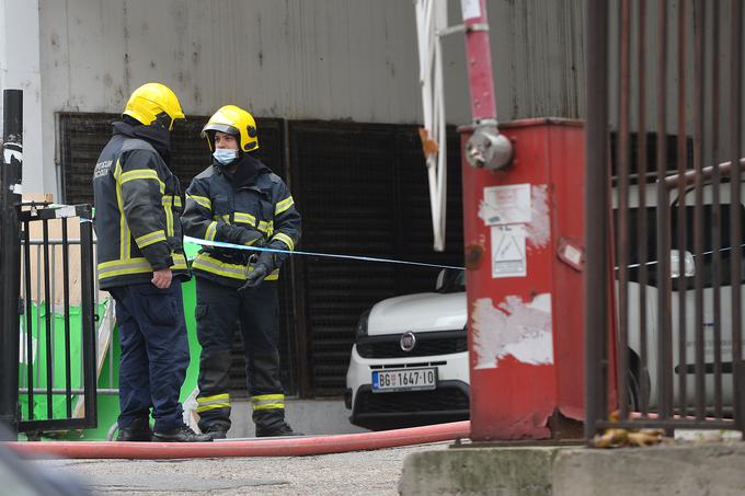 Območje je za promet v času, ko poteka reševalna intervencija, popolnoma zaprto. | Foto: STA ,