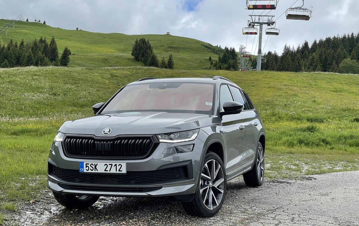 Škoda kodiaq | Kodiaq je s prenovo dobil drugačno obliko sprednjega dela, kjer so lahko zdaj umeščeni tudi matrični žarometi LED. Športni terenec ima na cesti zdaj še nekoliko bolj samozavestno držo. | Foto Gregor Pavšič