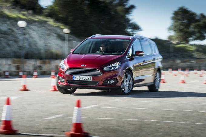 V svojem segmentu povsem novi S-MAX uvaja tudi tehnologijo sprednje kamere z deljenim prikazom, ki s kamero s kotom zajema slike 180 stopinj na sprednjem delu vozila olajša manevriranje na odcepih ali parkirnih mestih z omejeno vidljivostjo.  | Foto: Ford