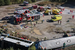 Trčenje avtobusa in vlaka, poškodovani pa (bodo) odtavali z mesta nesreče