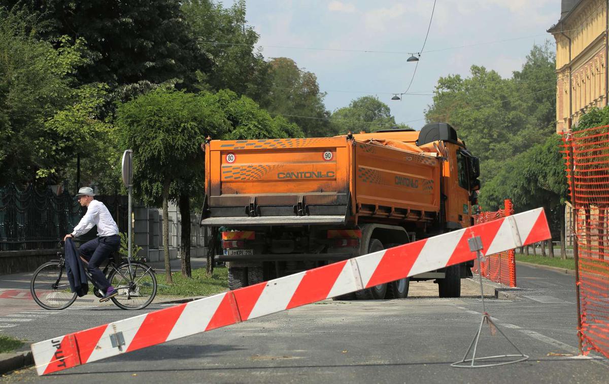 Zapora. Gradbena dela. | Dela bodo v celoti zaključena v prvi polovici junija.  | Foto STA