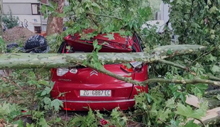 Hudo neurje v Zagrebu zahtevalo najmanj tri življenja #video