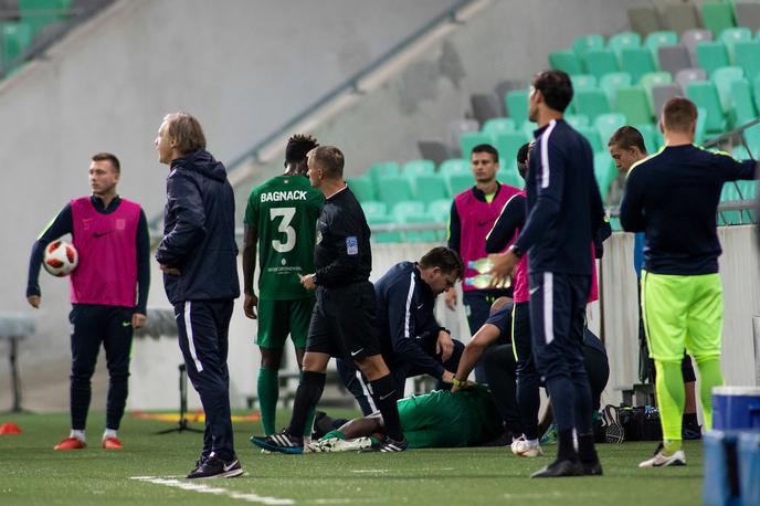 Jucie Lupeta | Jucie Lupeta po stiku z betonskim zidom ni mogel več nadaljevati tekme. Kaj lahko bi počilo kakšno rebro, več bo znano morda že v ponedeljek. | Foto Urban Urbanc/Sportida