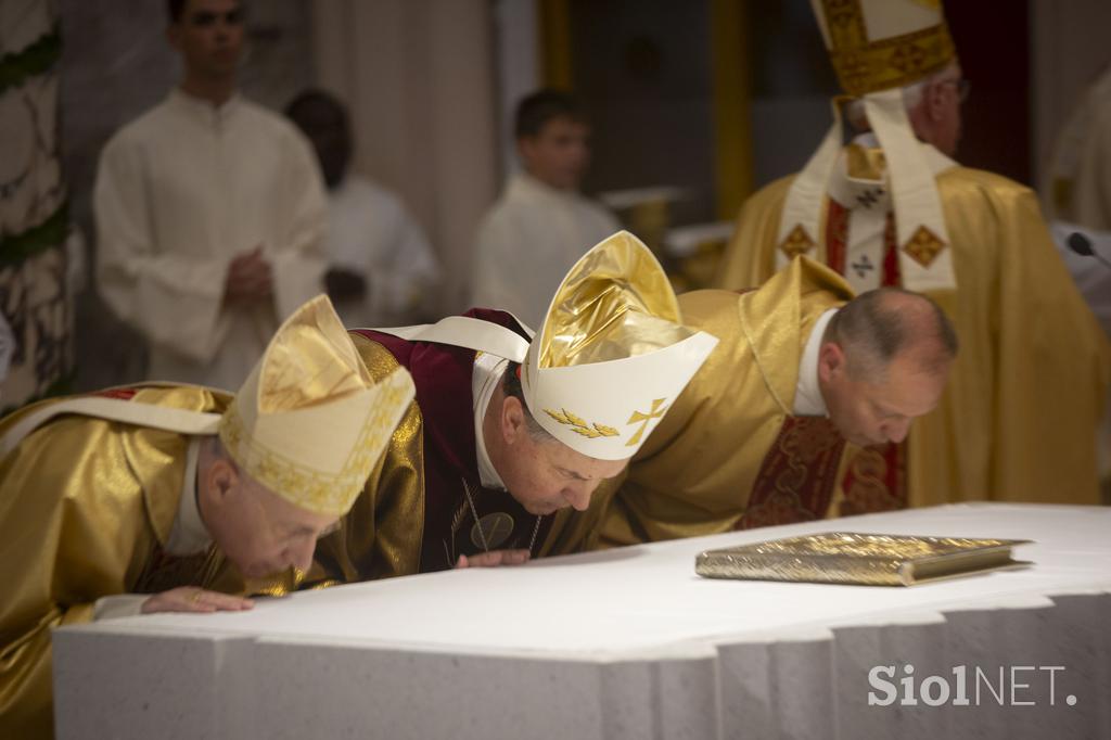 Maša ob 100-letnici cerkve Marije Pomočnice na Rakovniku z mašo, ki jo je vodil kardinal Angel F. Artime. Cerkev