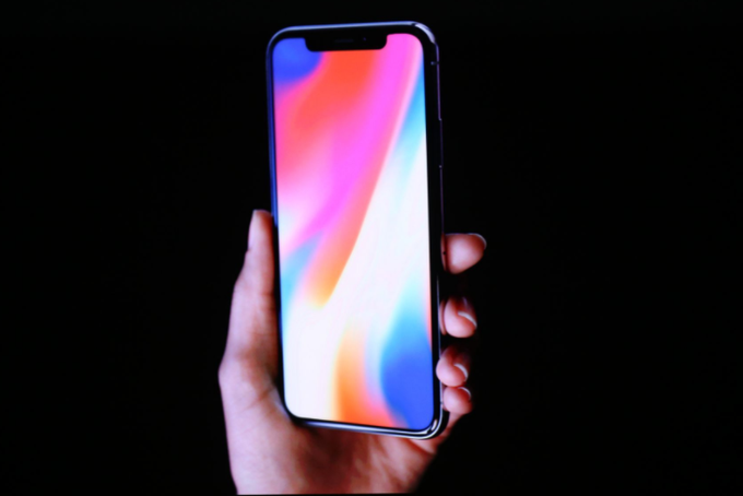 Sprednjo stran pametnega telefona iPhone X zaslon prekriva skoraj v celoti. | Foto: Apple