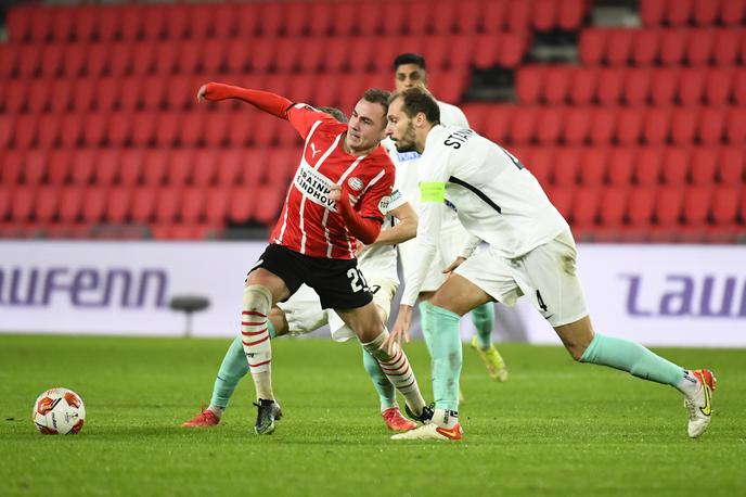 Mario Götze Jon Gorenc Stanković | Jon Gorenc Stanković v dvoboju z zvezdnikom PSV Nemcem Mariom Götzejem, ki je leta 2014 odločil finale SP v Braziliji. | Foto Reuters