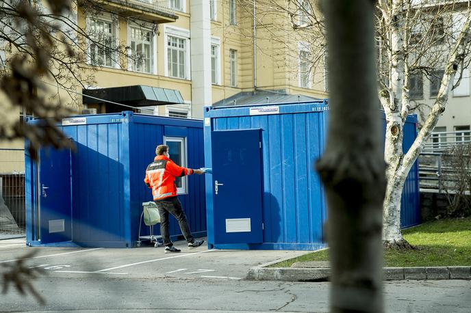 Kontejnerji pred UKC Ljubljana | Foto Ana Kovač