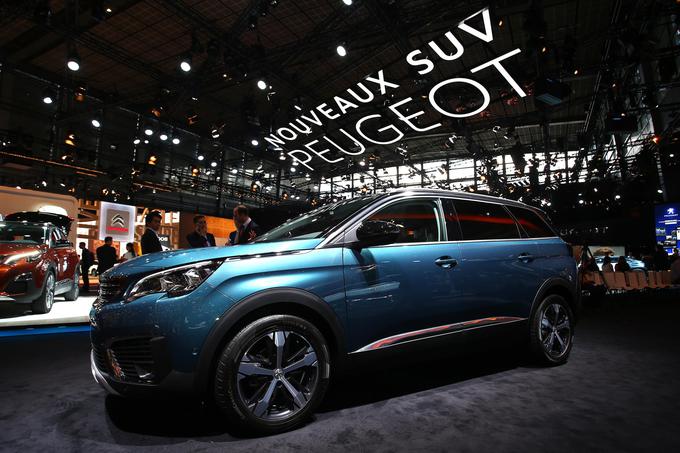 Peugeot 5008 je v primerjavi s predhodnikom zrasel, samozavestno posvojil zasnovo športnega terenca ali, pravilneje, križanca, obenem pa zadržal kakovosti enoprostorca. Njegova sedemsedežna kabina bo v modularnem smislu ponujala veliko prilagodljivosti. Kot zanimivost velja omeniti, da bosta sedeža šest in sedem popolnoma odstranljiva. | Foto: Peugeot