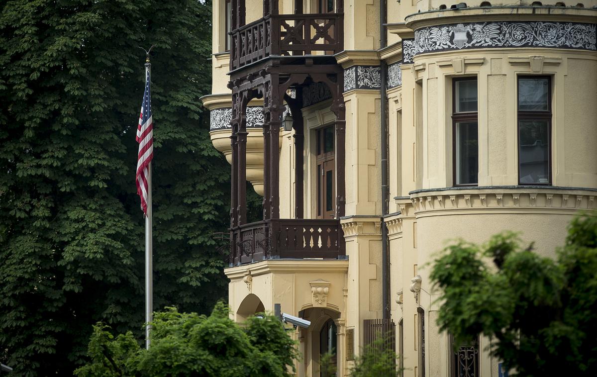 ameriško veleposlaništvo ZDA | Če spet ne bo nepredvidljivih zapletov, bo senat nato predvidoma še nocoj potrdil tudi veleposlanico. | Foto Ana Kovač