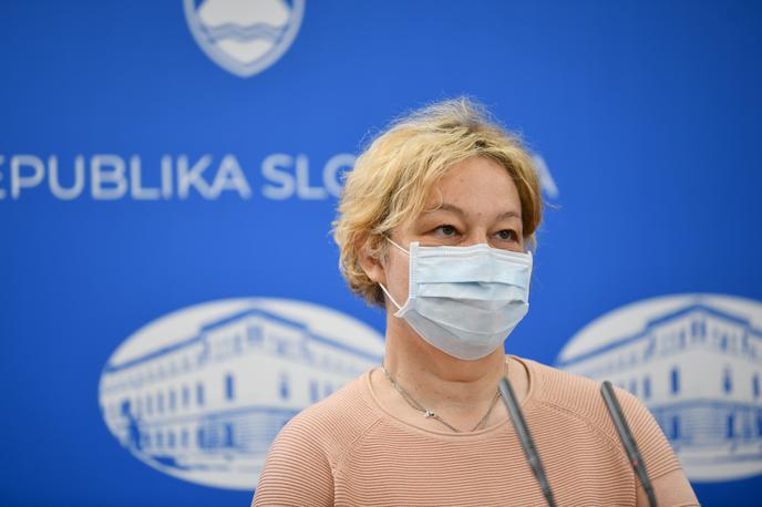 Mateja Logar | Infektologinja Mateja Logar je v pogovoru za Mladino dejala, da bi ob ugodnih epidemioloških razmerah lahko ukinili prepoved gibanja v nočnem času. | Foto STA