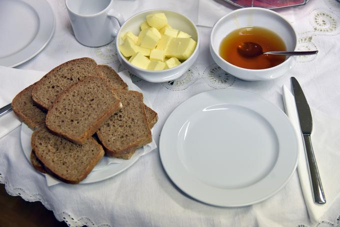 Po novih smernicah je uživanje medu omejeno. Na meniju je enkrat ali dvakrat na mesec, medtem ko se čaja z medom ne sladka. | Foto: Borut Živulovič/ Bobo