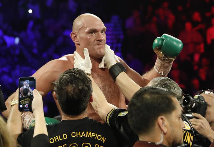 Fury se je držal obljube, dane pred dvobojem, da bo Američana premagal v manj kot 12 rundah. | Foto: Reuters