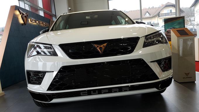 Navzven se cupra ateca od klasične seat atece razlikuje po bolj dinamičnem videzu, satasti zasnovi motorne maske, zadaj pa predvsem s štirimi zaključnimi cevmi izpušnega sistema. | Foto: Gregor Pavšič