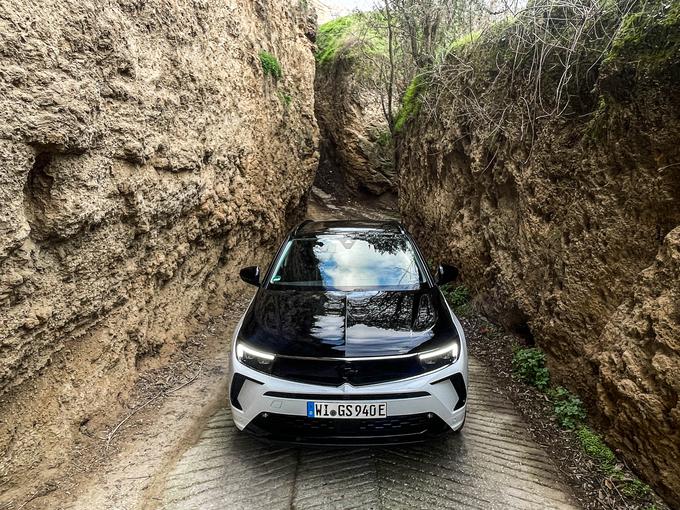 Grandland GSe ima s pomočjo dveh elektromotorjev 300 "konjev" in štirikolesni pogon. | Foto: Gašper Pirman