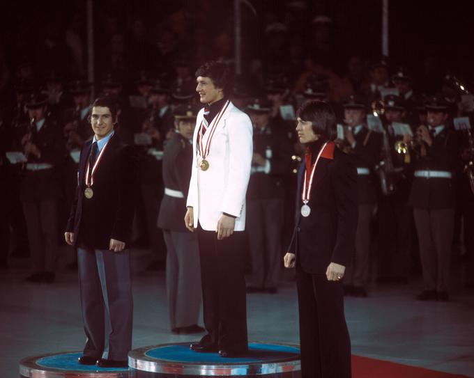 Slavnostna podelitev medalj. Klammer si je zmagovalni oder delil z drugouvrščenim Švicarjem Bernardhom Russijem in Italijanom Herbertom Plankom na tretjem mestu.  | Foto: Guliverimage/Vladimir Fedorenko