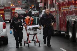 New York: S plinsko masko na obrazu streljal na ljudi #foto #video