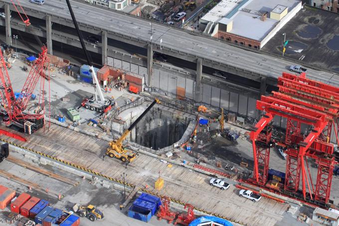 Za popravilo so morali izkopati poseben jašek in sprednji del dvigniti. Že to je bil samosvoj in zahteven inženirski projekt. | Foto: WSDOT