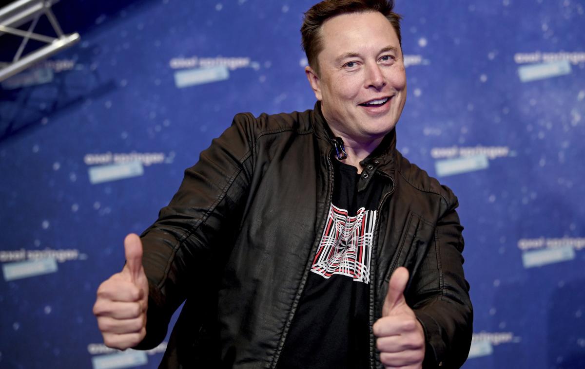 Elon Musk, Tesla | Elon Musk je v zadnjih slabih dveh mesecih, odkar je po dolgem pregovarjanju in grožnjah s sodnimi postopki vendarle prevzel Twitter, večkrat deležen kritik, da je velik zagovornik svobode govora samo takrat, ko mu to ustreza, in da pogosto počne stvari, ki so v nasprotju z njegovimi preteklimi stališči. Bolj nevtralni opazovalci medtem opozarjajo, da je Twitter zdaj Muskov in da lahko s svojim podjetjem pravzaprav počne, kar želi, hkrati pa izražajo zaskrbljenost zaradi prihodnosti družbenega omrežja. | Foto Guliver Image