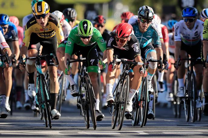 Le Tour 2020 - 11 etapa | V razburljivem ciljnem šprintu 11. etape Toura se je do zmage prebil Avstralec Caleb Ewan, zaiskrilo pa se je med Woutom Van Aertom in Petrom Saganom. | Foto Reuters