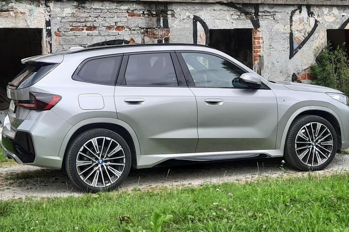 BMW iX1 | Odlična aerodinamika karoserije s Cx 0,26. Kovinska barva Space Silver BMW podraži skoraj za tisočaka. | Foto Aleš Črnivec