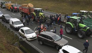 Med protestom kmetov umrla ženska #foto #video