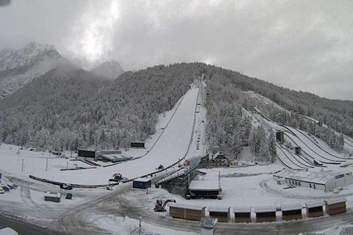 Planica | Planico je v ponedeljek pobelil sneg.