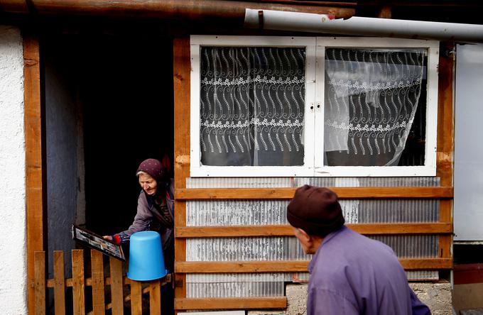 Tudi Vasiljka in Mile Mladić sta Ratkova sestrična in bratranec. Vasiljka gleda staro družinsko fotografijo. | Foto: Reuters