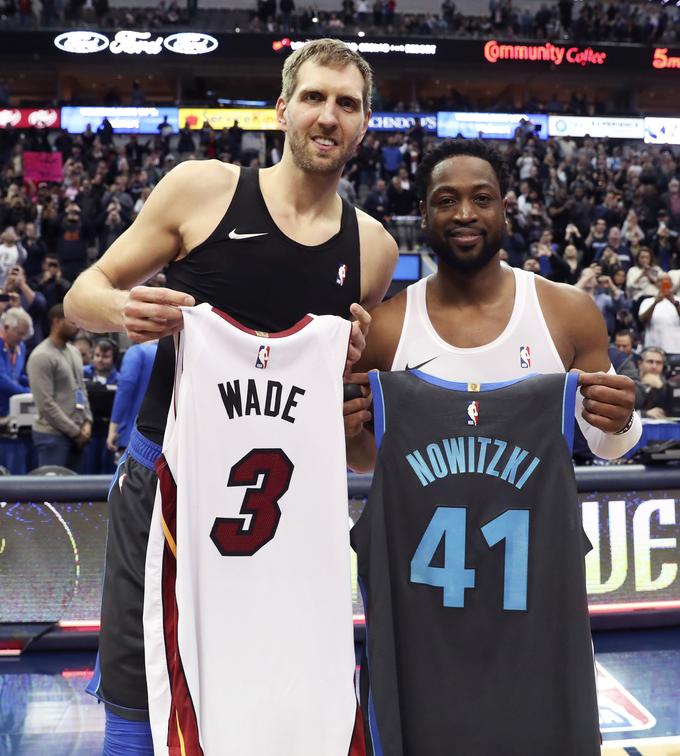 Dwyane Wade in Dirk Nowitzki sta po zadnjem medsebojnem dvoboju v karieri v Dallasu pozirala z dresoma. Kmalu bosta nastopila drug proti drugemu na tekmi All Star. | Foto: Reuters