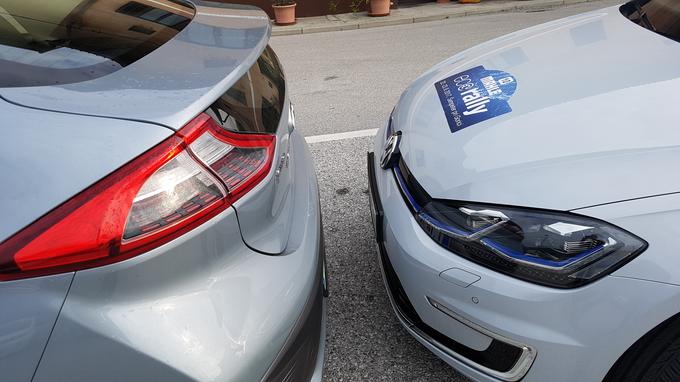 Dva avtomobilska giganta in zanimiva električna tekmeca. Ioniq je odlično izdelani prvi Hyundaijev električni avto. Ko bo dobil še večjo baterijo, bo zelo uporabno vozilo. Električni golf je namenjen predvsem vmesni fazi do prvih vozil s platforme MEB, ki bodo namenjena zgolj elektromobilnosti. | Foto: Gregor Pavšič