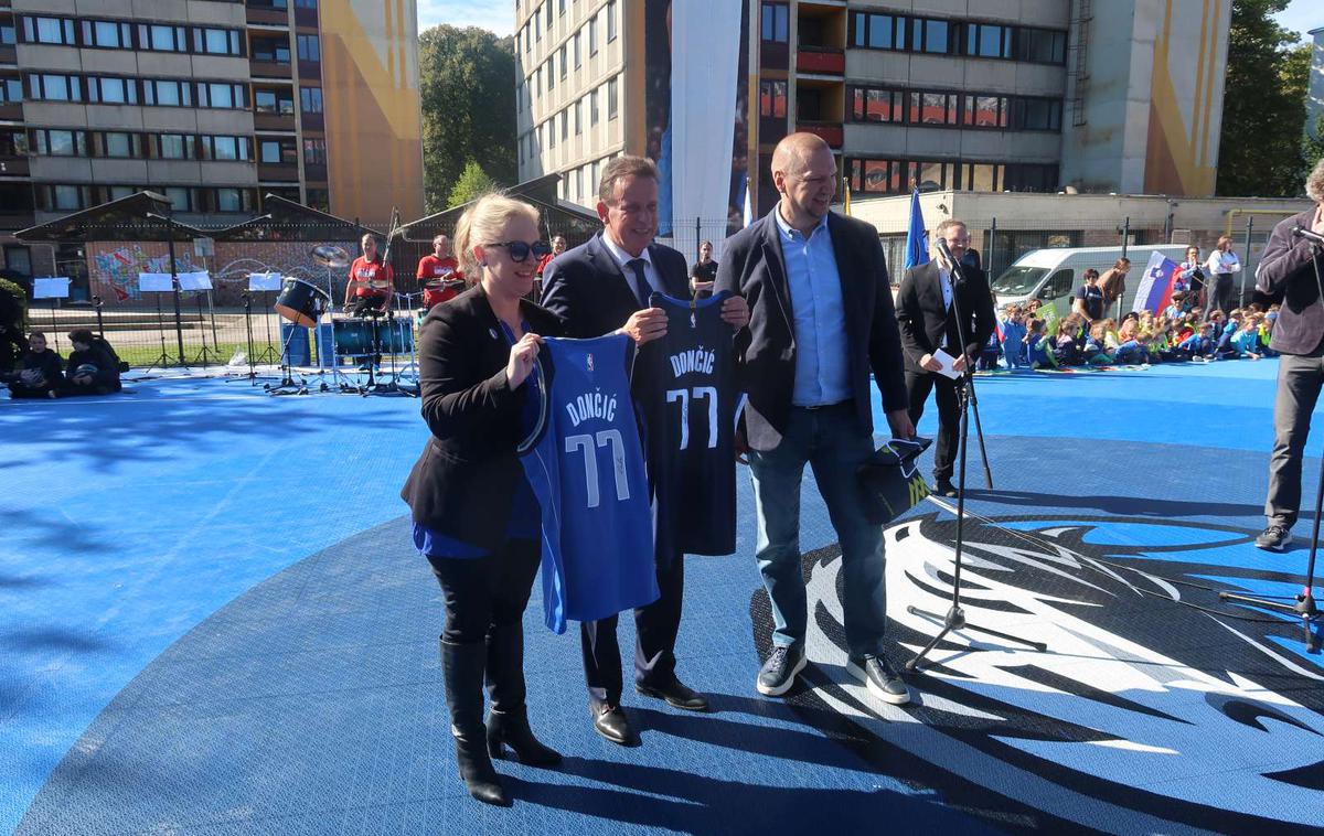 Celje Igrišče Dončić | Predstavnica Dallas Mavericks Katie Edwards, celjski župan Boško Šrot in predsednik Košarkarske zveze Slovenije Matej Erjavec. | Foto Lili Pušnik / STA