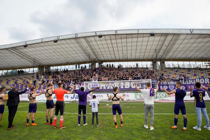 Še zadnji pozdrav s soigralci navijaški skupini Viole. | Foto: Urban Urbanc/Sportida